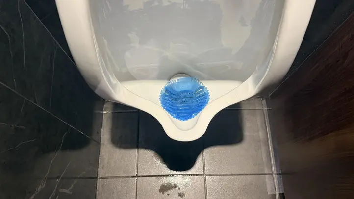 Individualista nenechává pokapanou podlahu u pisoáru